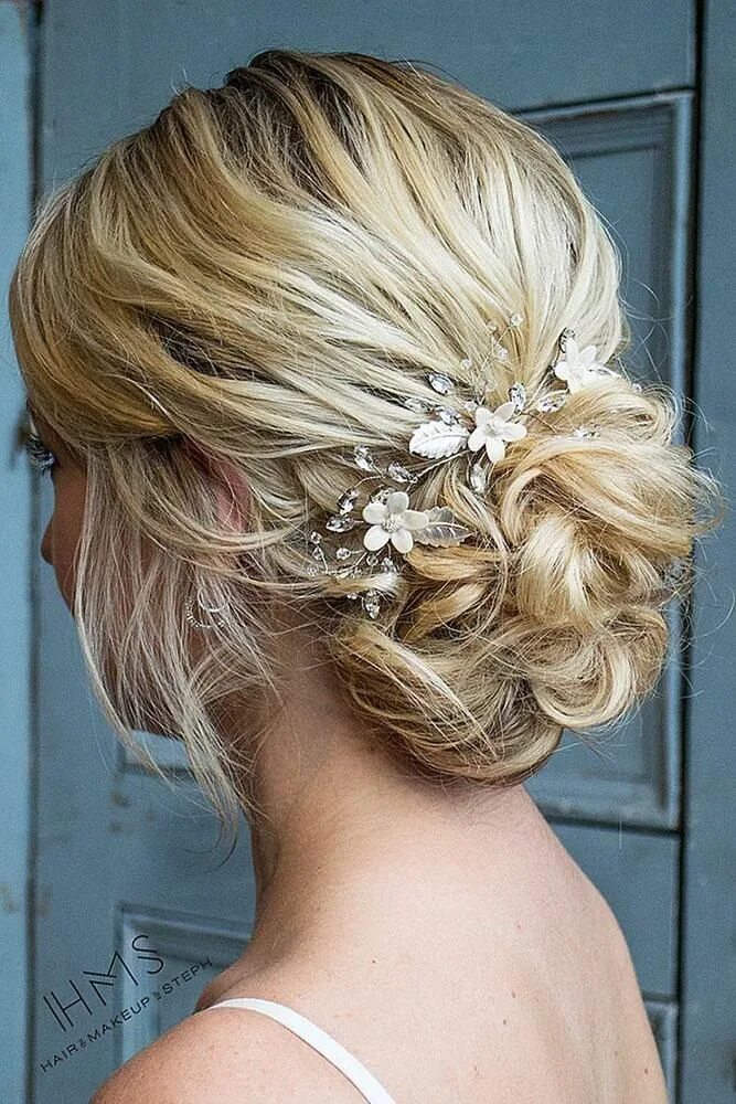 Прическа на свадьбу короткие волосы до плеч mother of the bride hairstyles curly low bun on blonde hair hairandmakeupbysteph