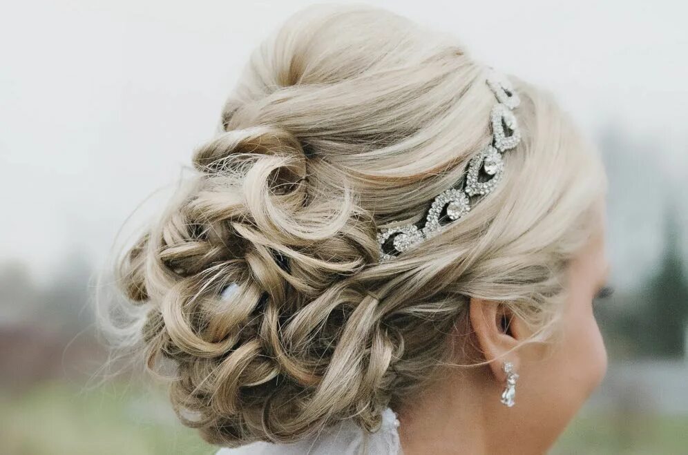 Прическа на свадьбу на средние Crystal bridal headband with curled updo Wedding hairstyles, Hair styles, Elegan