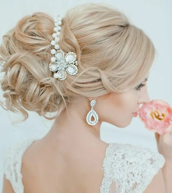 Прическа на свадьбу на средние Pin by *Lori* on FAIRYTALE Cinderella . Pink Wedding hairstyles, Wedding hair in