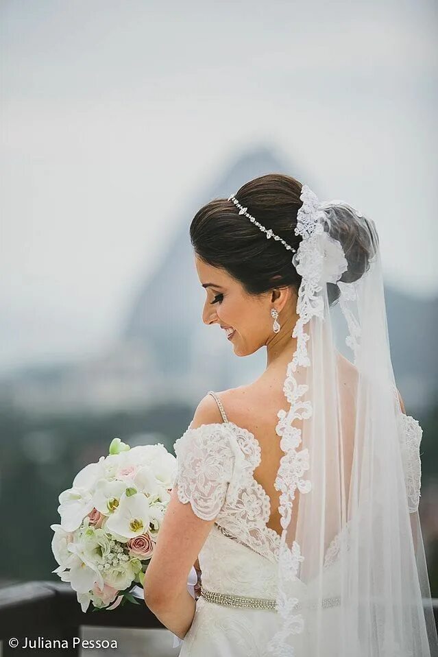 Прическа на свадьбу с длинной фатой Pin de H em زواج Cabelo casamento, Penteados casamento, Penteados noiva com tiar