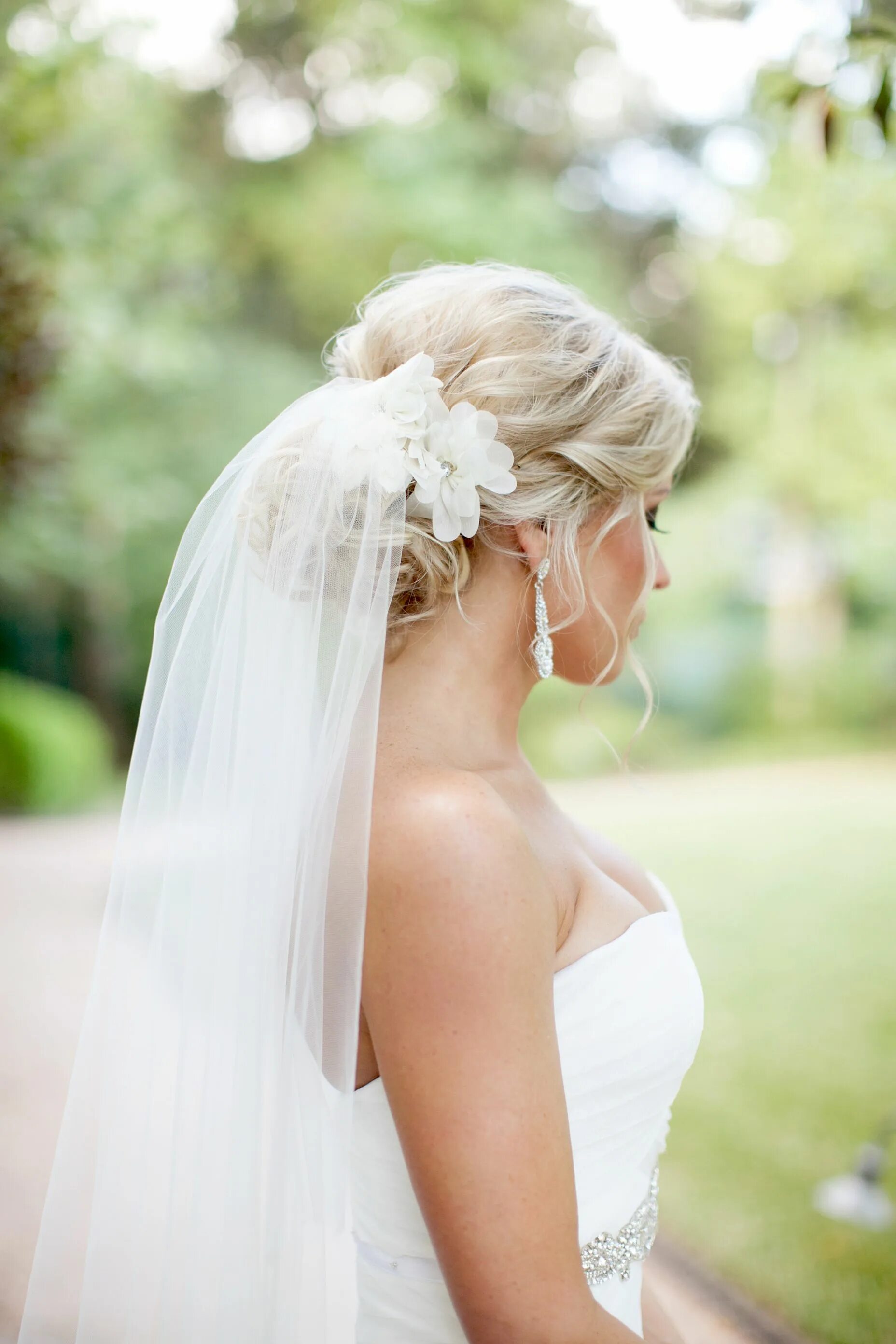 Прическа на свадьбу с длинной фатой Bridal Updo With White Flowers Classic wedding hair, Wedding hairstyles with vei