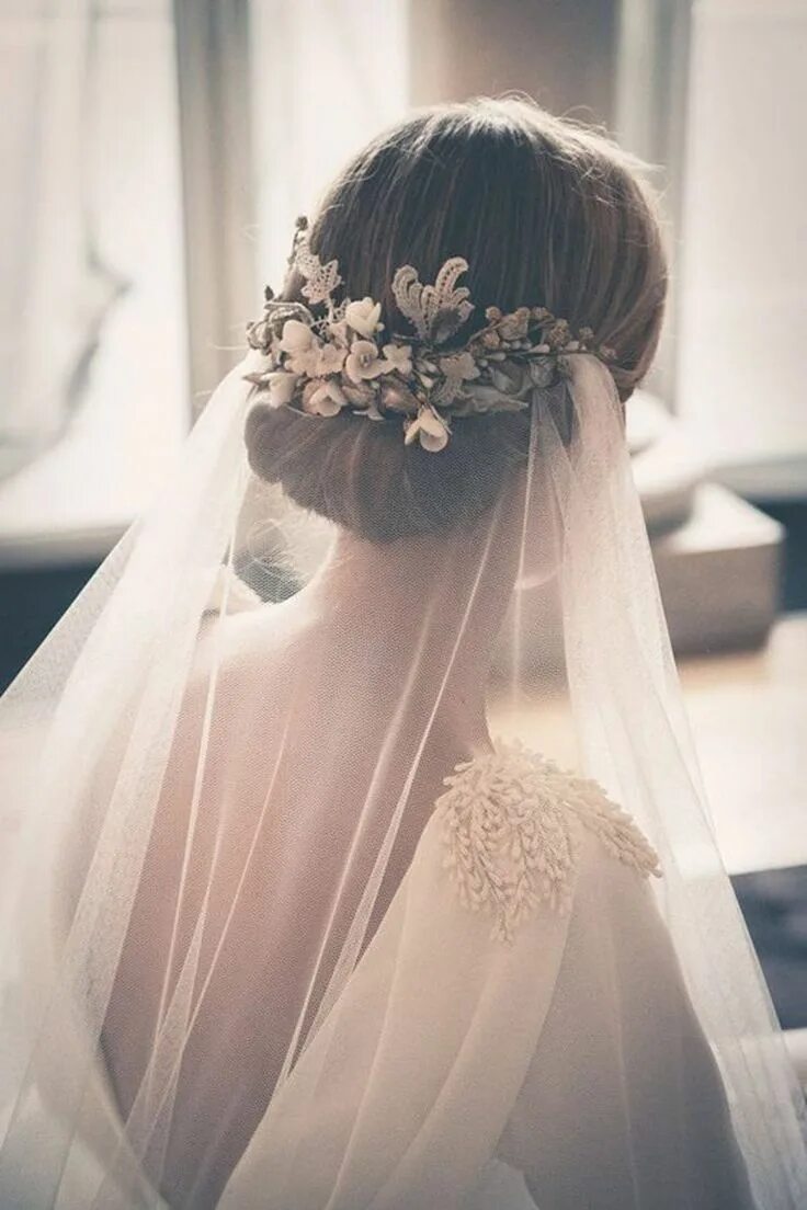 Прическа на свадьбу с фатой фото The Prettiest Bridal Veil And Hairstyle Pairings Wedding hairstyles with veil, C