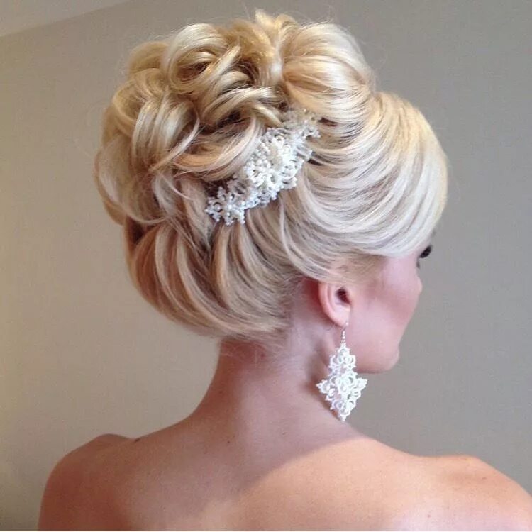 Прическа на торжество фото Bridal hair Mother of the bride hair, Medium hair styles, Wedding hairstyles med