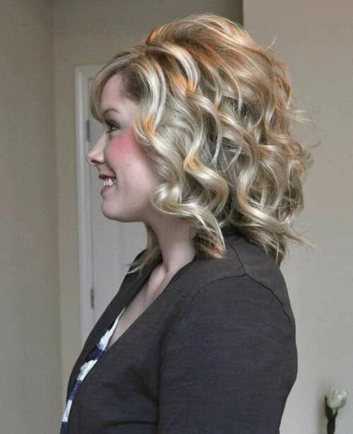 Прическа на утюжок на средние Pin by Stacy Swanson-Moore on styles I love in 2019 Curly hair styles, Hair styl