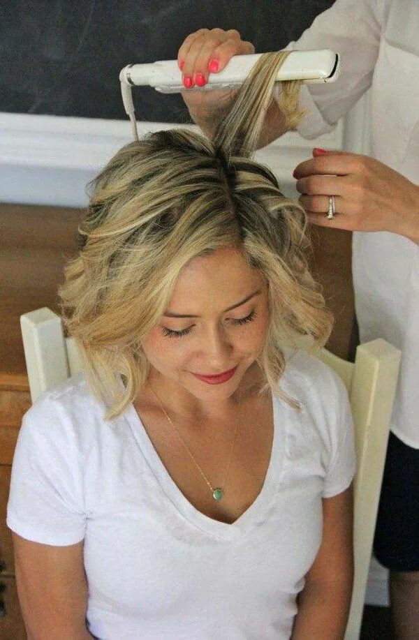 Прическа на утюжок на средние We Know How to Do It on Twitter Short hair waves, Hair waves, Beach waves for sh