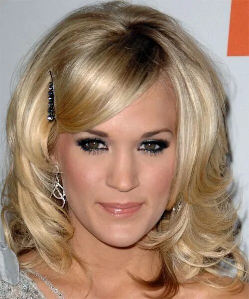 Прическа на волосы средней длины с челкой carrie underwood - Google Search Carrie underwood hair, Growing out bangs, Weddi