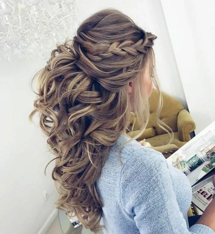 Прическа на выпускной длинные волосы 11 Having short stylish hairstyles makes you look hip and taking place. You can ado