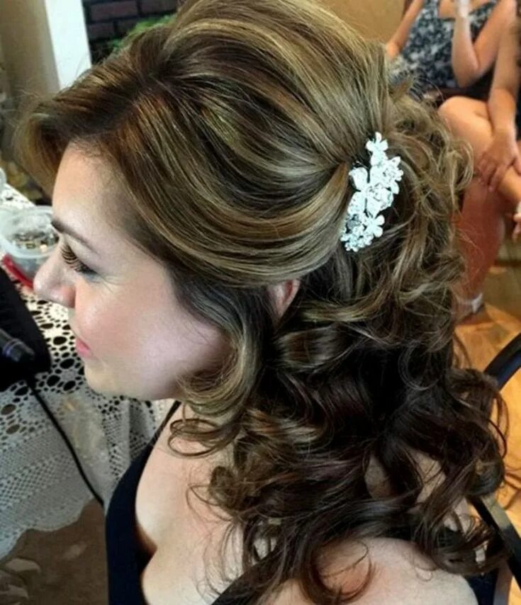 Прическа на выпускной маме на средние 50 Ravishing Mother of the Bride Hairstyles for 2024 Mother of the groom hairsty