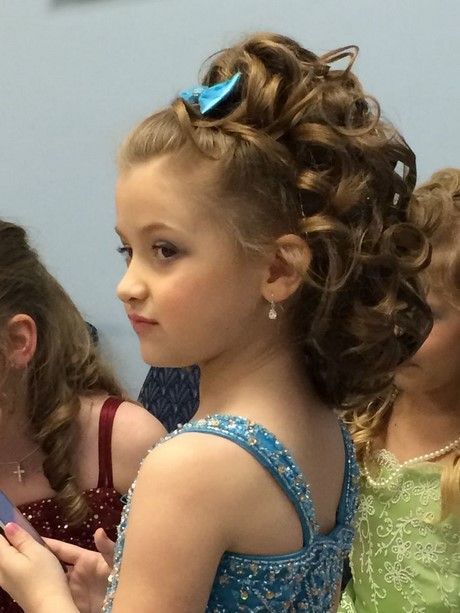 Прическа на выпускной в детский сад frisuren-de.top in 2024 Kids curly hairstyles, Flower girl hairstyles, Pageant h