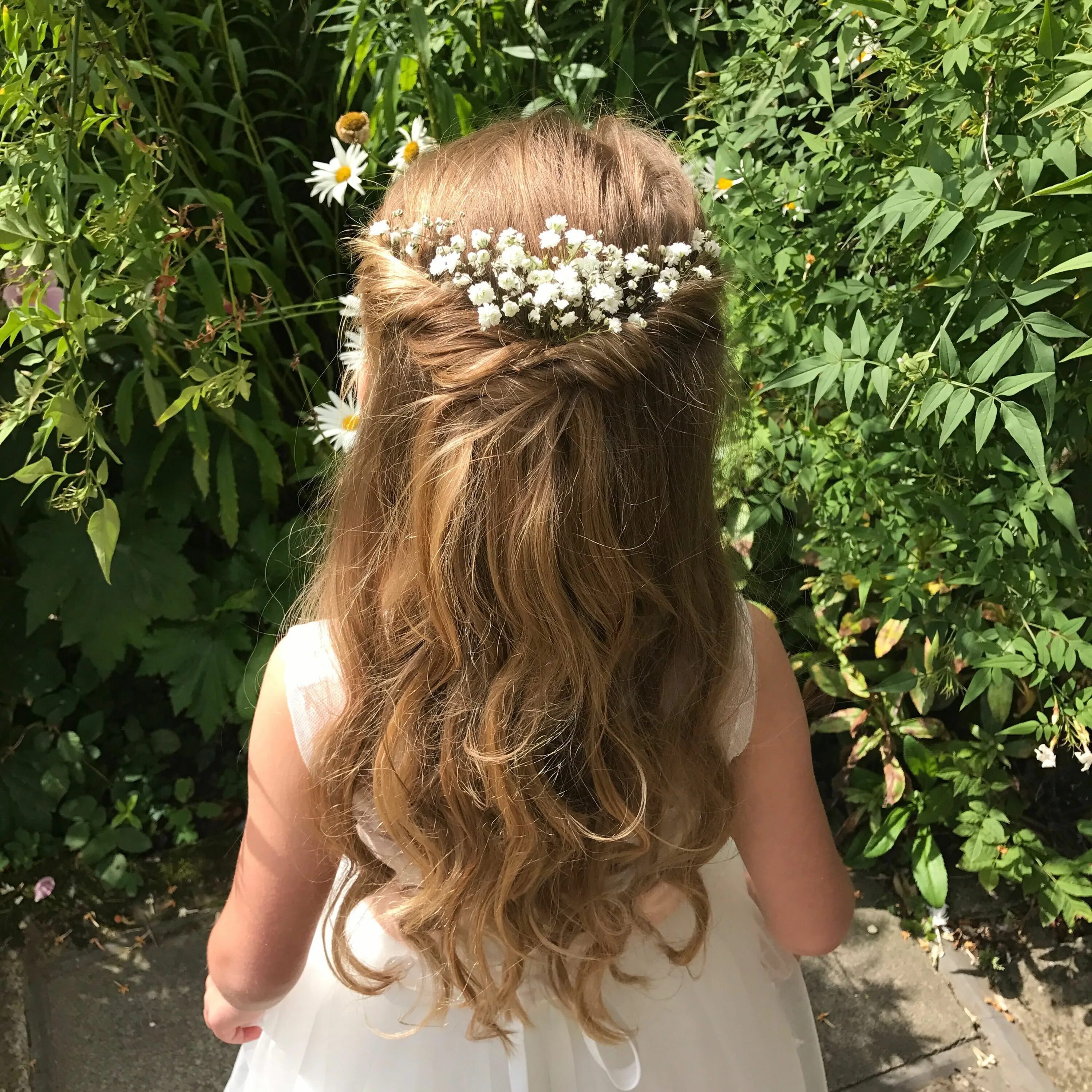 Прическа на выпускной в саду фото 27 Adorable Flower Girl Hairstyles Penteado para florista, Penteados infantis pa