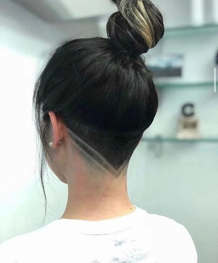 Прическа на затылке на средние Pin on hair Undercut long hair, Undercut hairstyles, Undercut hair designs