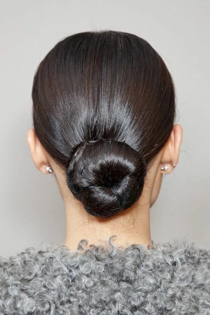 Прическа на затылке на средние Alberta Ferretti at Milan Fashion Week Fall 2012 Short hair bun, Bun hairstyles,