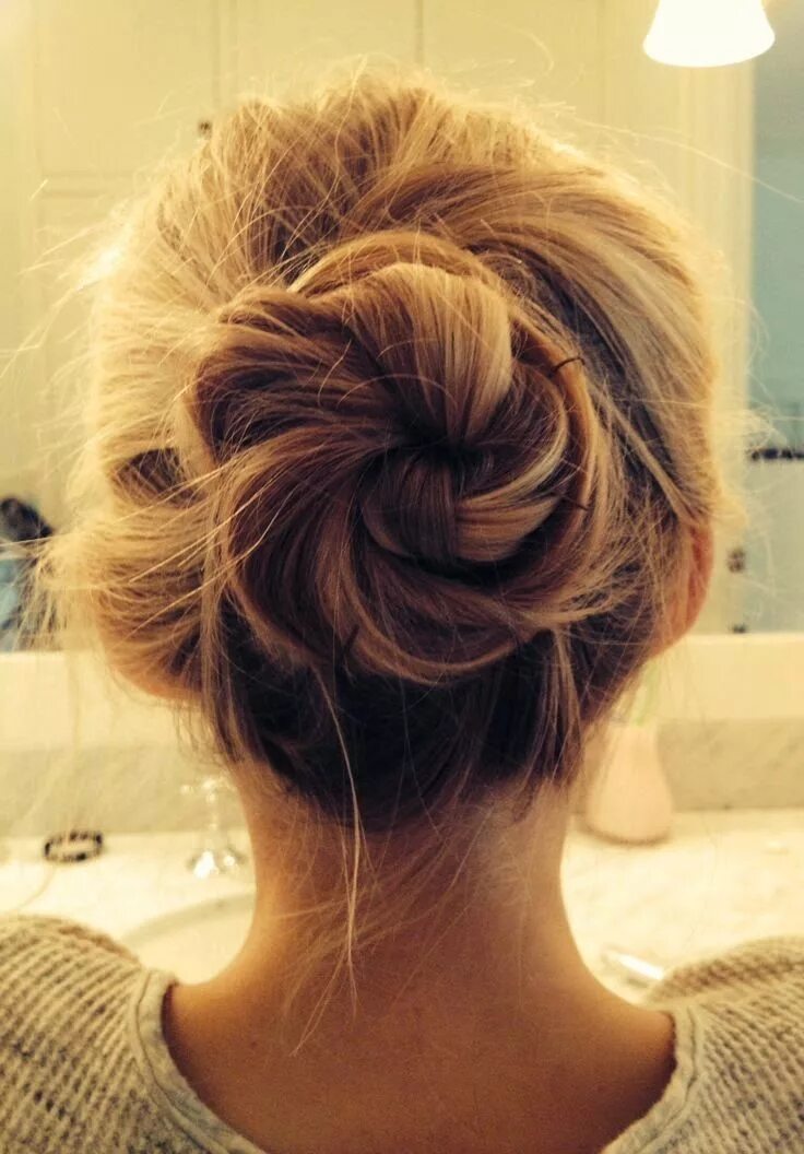 Прическа на затылке на средние волосы How to Chic: A PERFECT MESSY BUN Nail and Hair with Me Hair styles, Long hair st