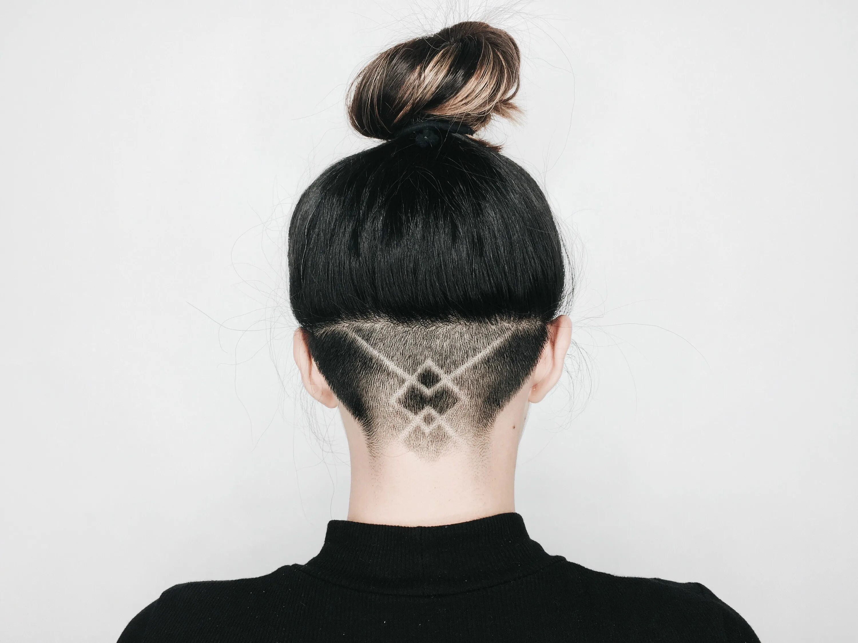 Прическа на затылке на средние волосы Downward overlapping triangles Undercut hairstyles, Hair tattoo designs, Hair ta