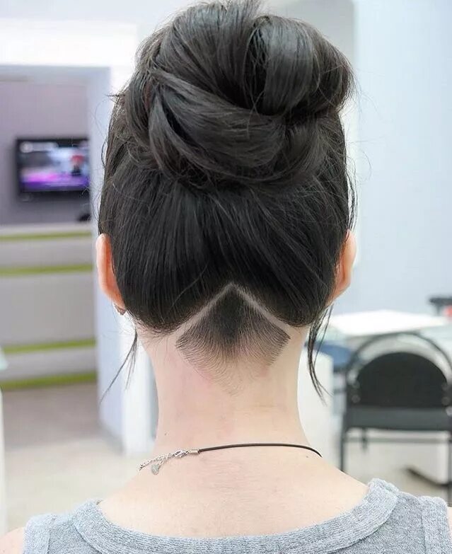 Прическа на затылке на средние волосы A simple, clean and very neat #undercut. #hair #haircut #hairstyle #girl #updo #