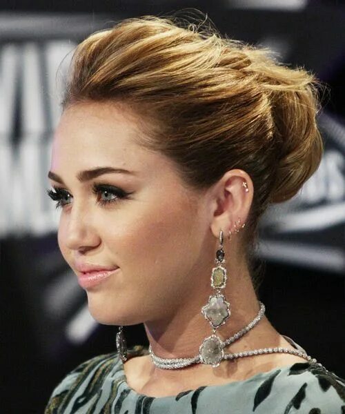 Прическа начес на короткие волосы miley cyrus updo - Google Search Miley cyrus hair, Formal hairstyles updo, Miley