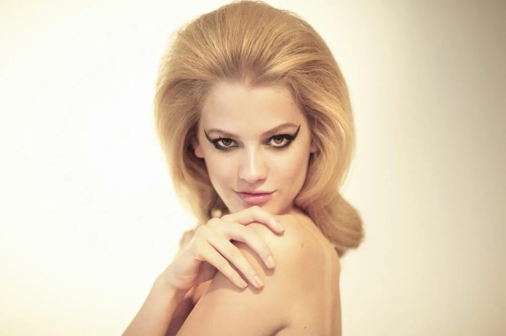 Прическа начес женская Sixties goodness by Lucy Carr-Ellison (With images) Bouffant hair, Sixties hair,