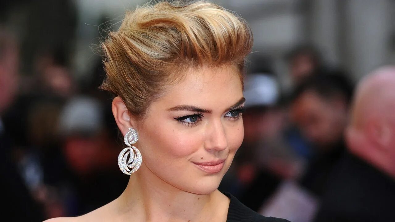 Прическа назад женская короткие волосы How Kate Upton Turn This Regular Ol' Bun Hairstyle Into a Retro Glam Updo Glamou