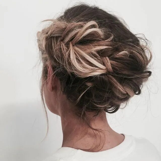 Прическа небрежные волосы Messy braid updo Messy hairstyles, Long hair styles, Hair dos