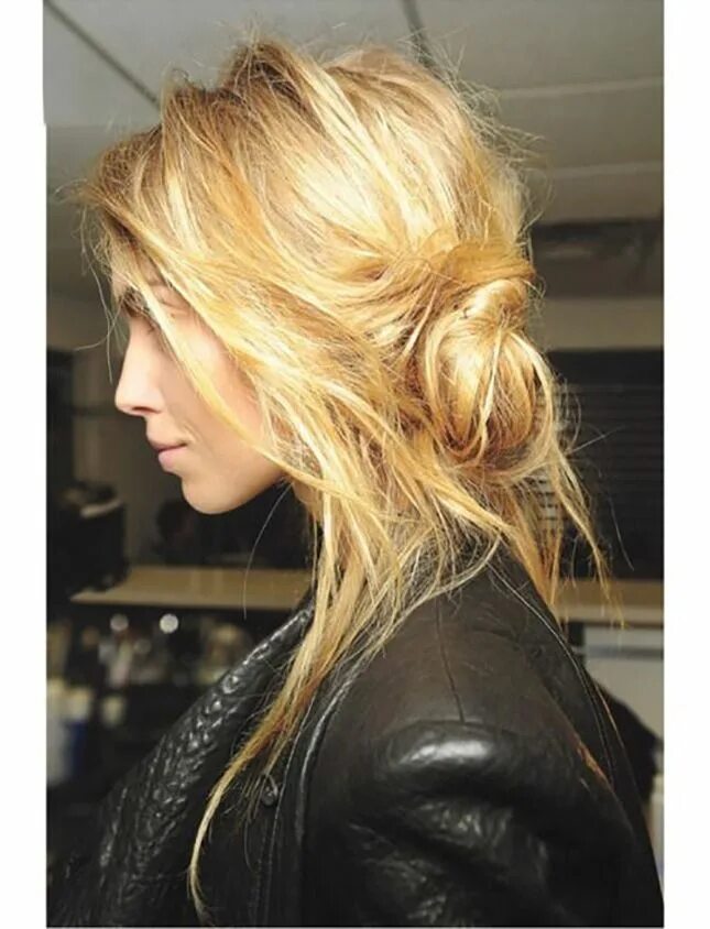 Прическа небрежные волосы Banana Bun Hairstyles Are Here to Bring Out Your Inner French Girl Cabelo, Cabel