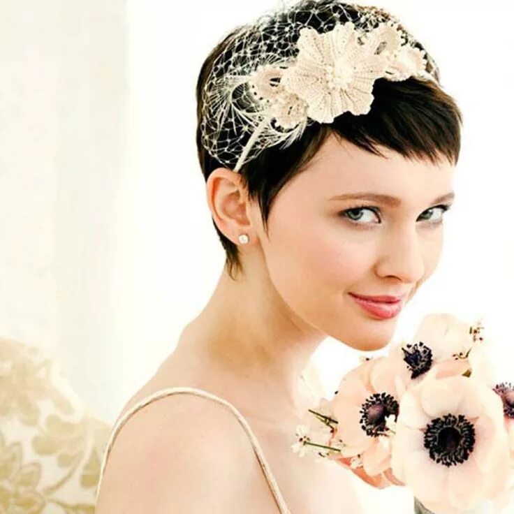 Прическа невесты на короткие волосы Pixie cut z dużą kwiatową opaską Short wedding hair, Hairdos for short hair, Sho