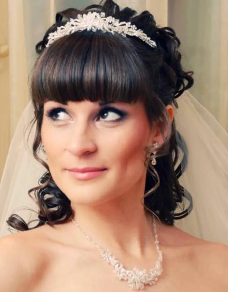 Прическа невесты с челкой фото Love her hair and make up Styles de coiffures, Coiffure, Coiffure mariée