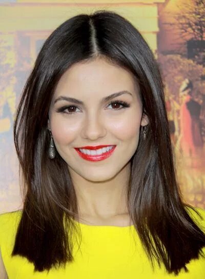 Прическа ниже плеч фото Victoria Justice Medium hair styles, Medium length hair styles, Straight hairsty