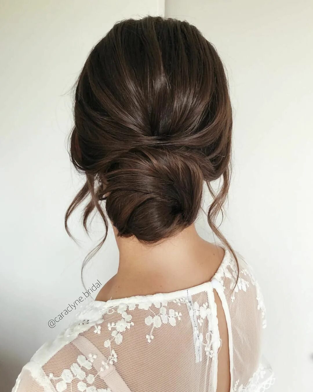 Прическа низкий пучок Soft effortless bun for brown hair girls ❤ ️❤ ️❤ ️❤ Wedding hairstyles, Wedding hai