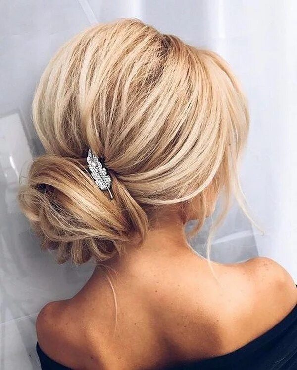 Прическа низкий пучок Новогодние прически 2025 - модные прически на Новый год Hair styles, Long hair s