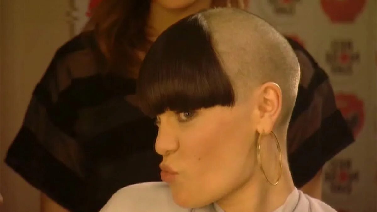 Прическа нулевых женская BBC One - Comic Relief, Jessie J shaves her head