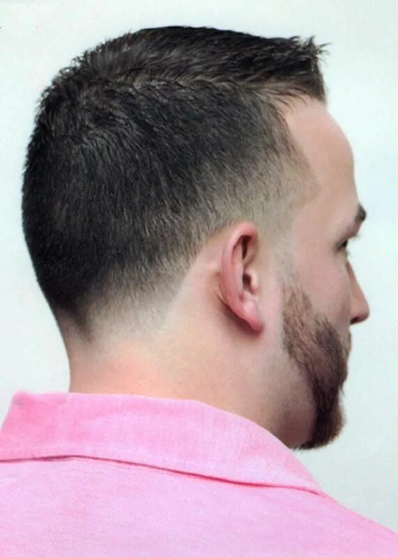 Прическа окантовка мужской This low tight taper creates and extremely clean cut look. on Haircuts for Men h