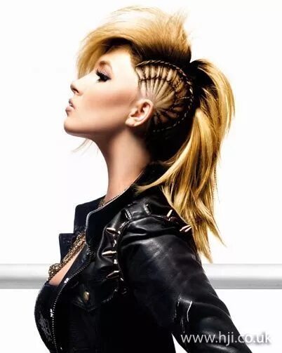 Прическа панк рок женская Killer! Mad Max indeed! Mohawk hairstyles for women, Punk hair, Girl mohawk