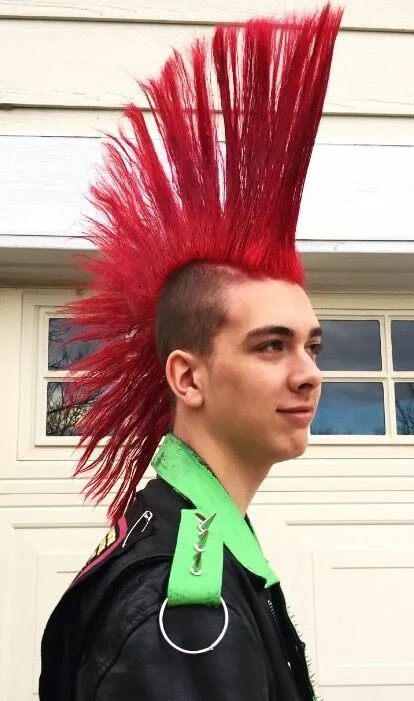 Прическа панка Punk kid red mohawk Estilo punk rock, Keratina cabello, Cabello