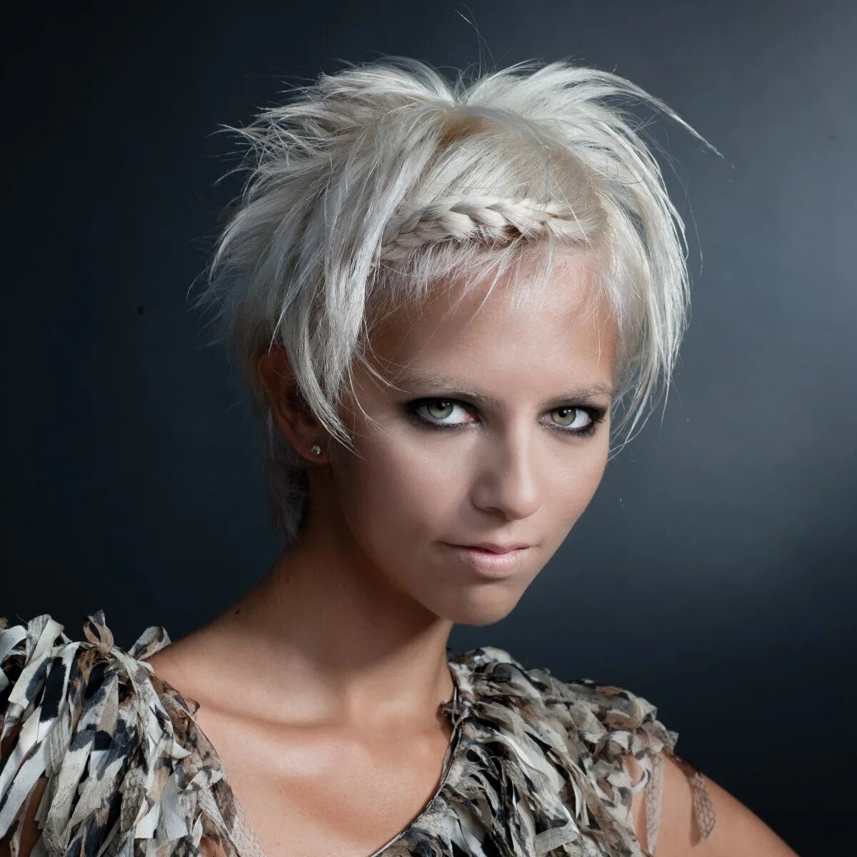 Прическа перьями на короткие волосы Fashion hairstyles that reflect the spirit of Paris