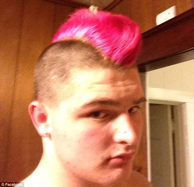 Прическа петух Student who got a pink Mohawk for breast cancer awareness in honor of sick mothe