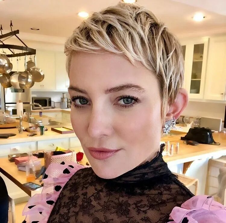 Прическа пикси 2024 Kate Hudson Blonde Pixie Really short hair, Short hair model, Short hair styles