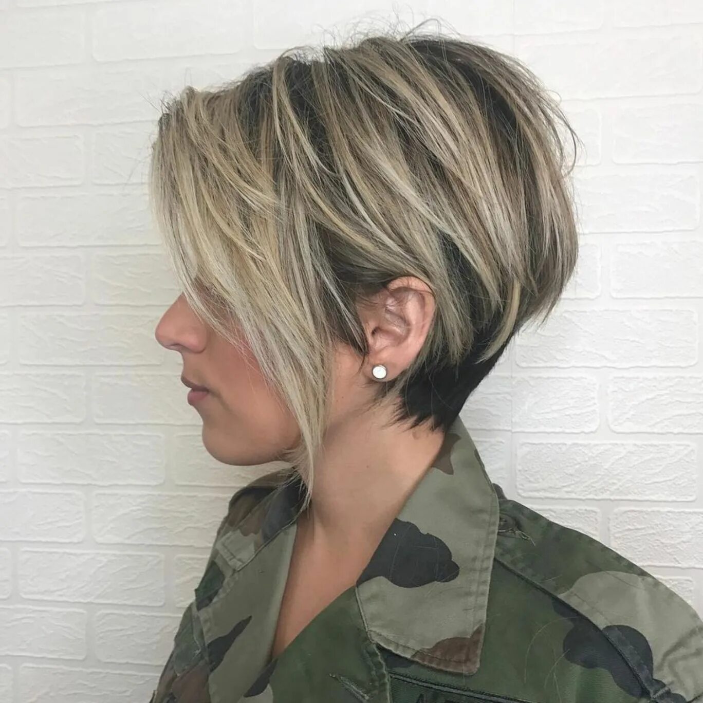 Прическа пикси боб на средние 50 Ultra-Cool Pixie Cuts for Thick Hair to Try in 2024 Cabelo curto atrás, Cabel