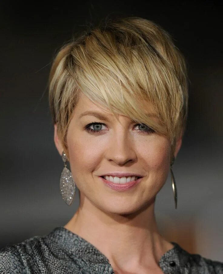 Прическа пикси фото круглое лицо Jenna Elfman Dangling Diamond Earrings Short hair styles, Hair cuts, Jenna elfma