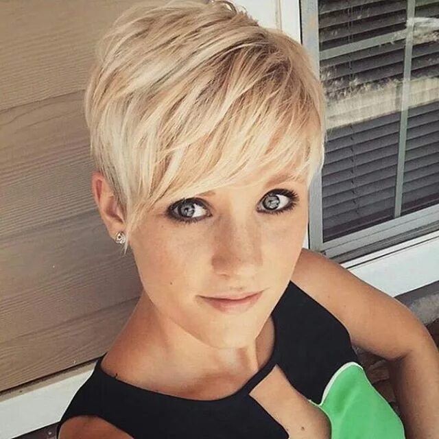 Прическа пикси на средние волосы с челкой ShortHair CabeloCurto on Instagram: "Pixie maravilindo da @colenchan.Repost de @