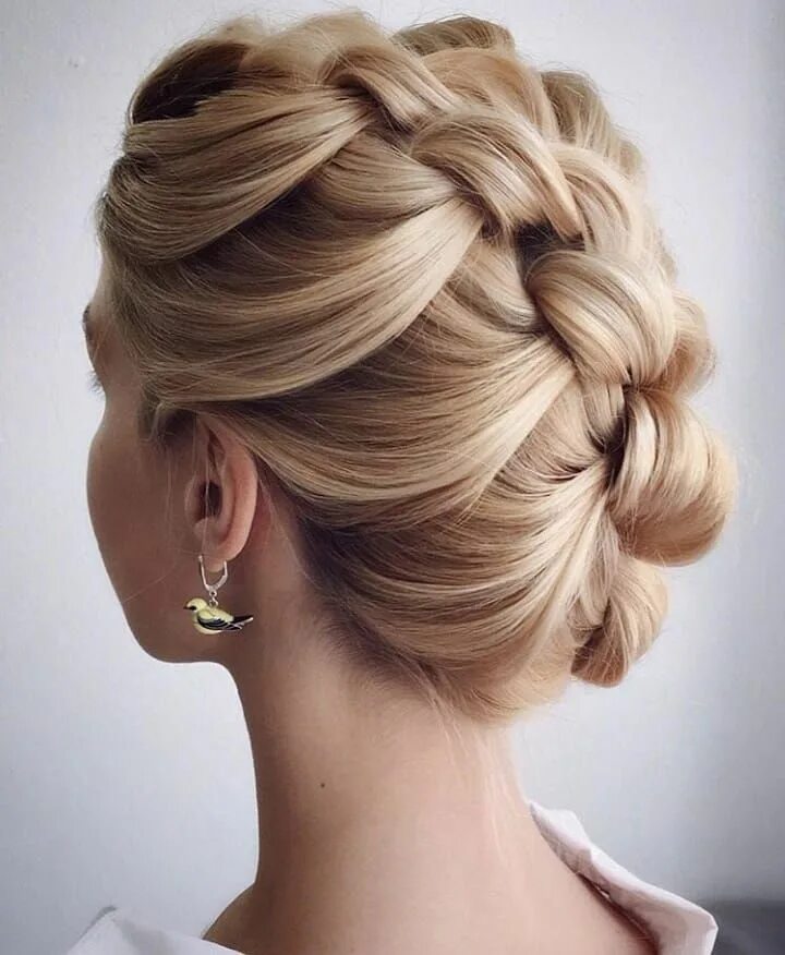 Прическа плетение на средние волосы фото Penteados De Arrasar on Instagram: "@lenabogucharskaya ❤ . . . #cabelos #hairsty