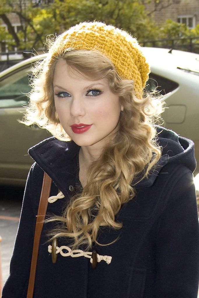 Прическа под берет на длинные волосы Taylor Swift Knit Beanie Winter hat hairstyles, Hat hairstyles, Hair styles