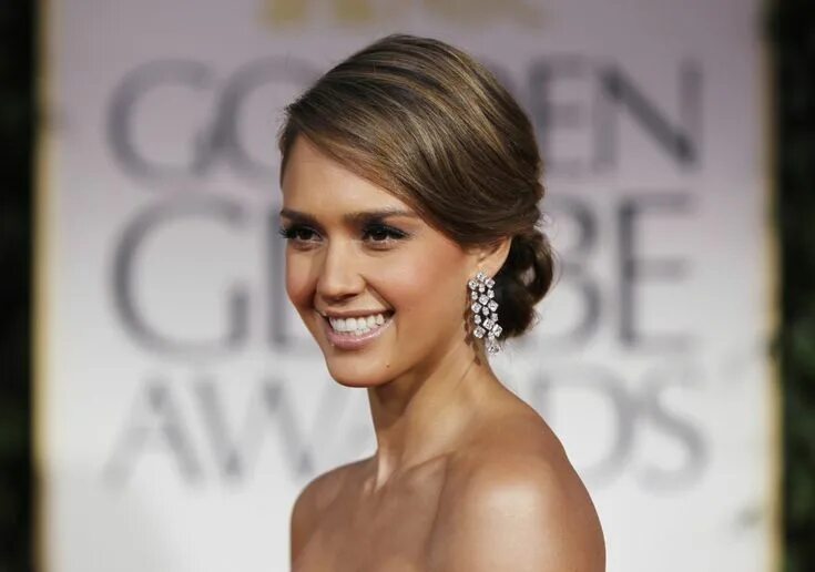 Прическа под длинное лицо jessica alba red carpet beauty - Google Search Jessica alba hair, Hair styles, G