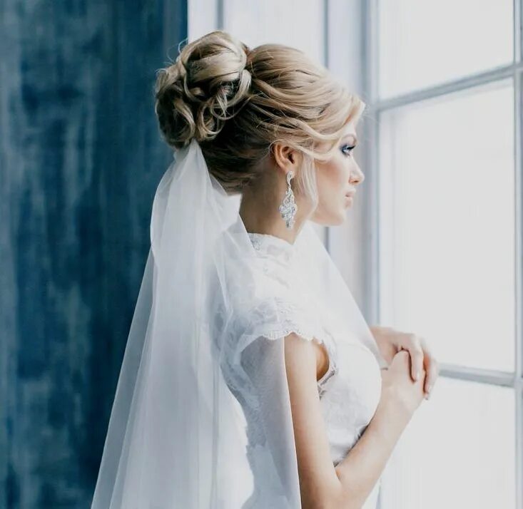 Прическа под фату на длинные волосы half up half down wedding hair Wedding hairstyles with veil, Bridal hair pins, H