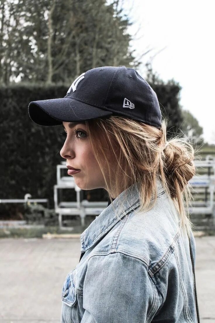 Прическа под кепку женская Pin by Thalia on * ootd * in 2020 Baseball cap hairstyles, Hat hairstyles, Cap o