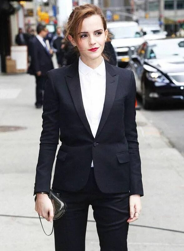 Прическа под классический костюм женский Emma in a sharp suit Emma watson movies, Emma watson movies list, Emma watson