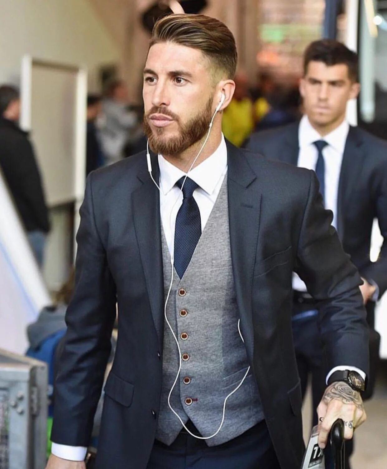 Прическа под костюм Sergio Ramos doing right Wedding suits men grey, Wedding suits men, Mens outfits