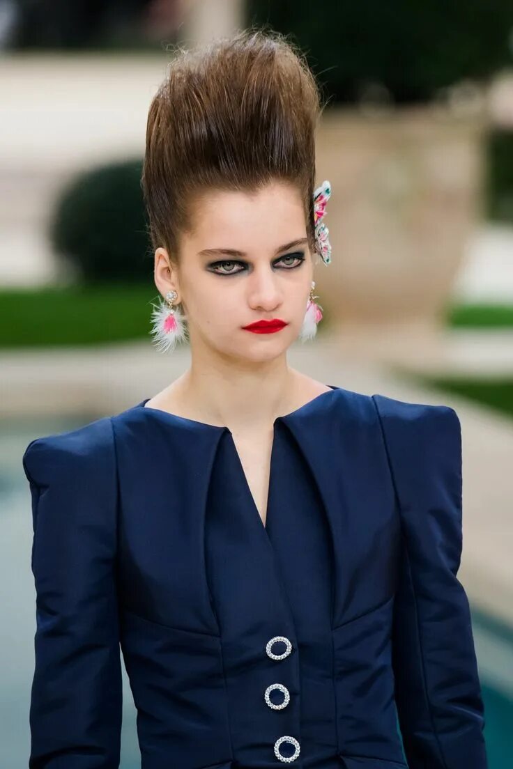 Прическа под костюм женский Chanel Spring 2019 Couture collection, runway looks, beauty, models, and reviews