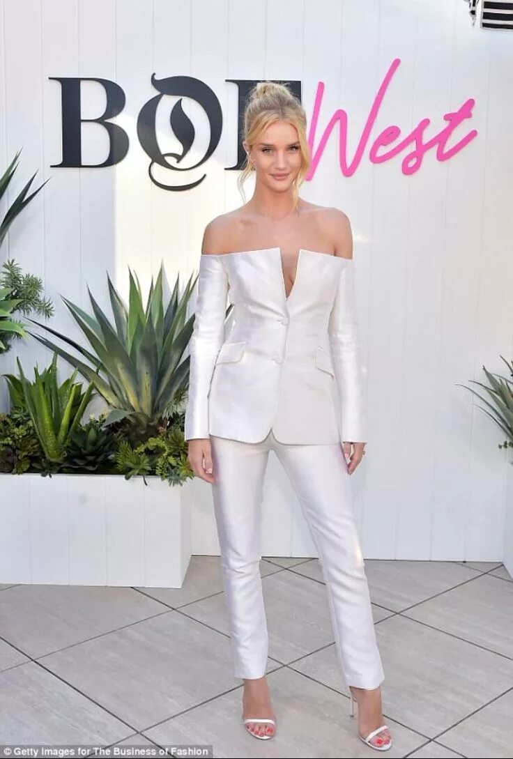 Прическа под костюм женский на свадьбу Pin on Style inspiration - Rosie Huntington-Whiteley Celebrity dresses, Rosie hu