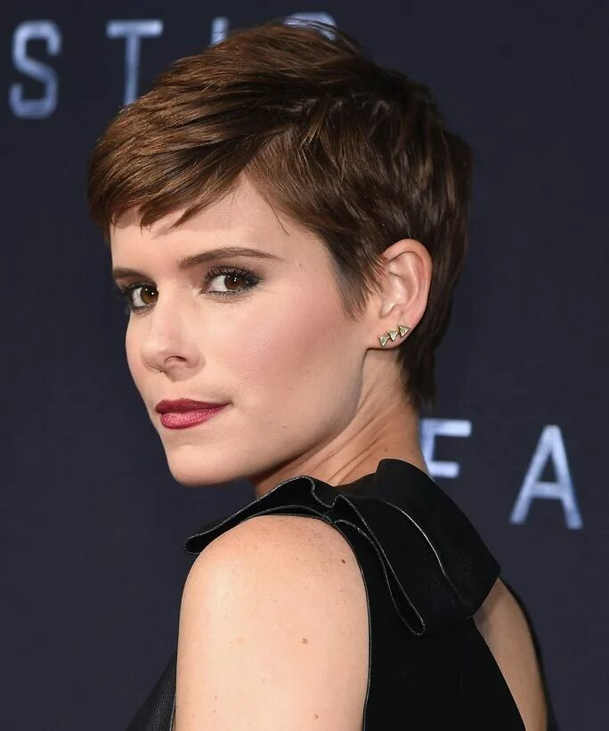 Прическа под мальчика How to Get Kate Mara's Makeup from the Fantastic Four Premiere Short hair styles