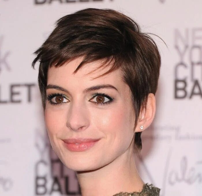 Прическа под мальчика Inspiração express Dia de Beauté Anne hathaway short hair, Hairstyles for thin h